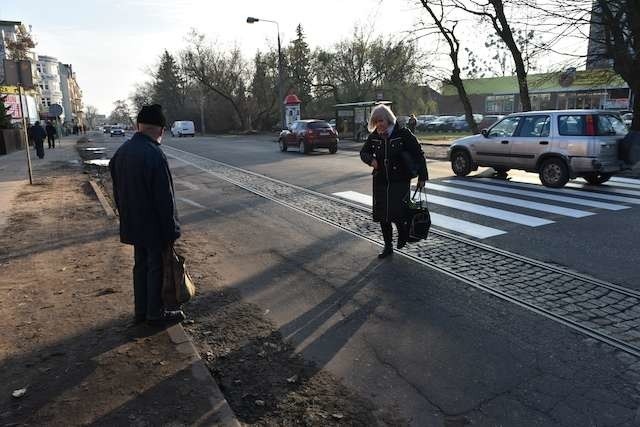 Na niebezpiecznym przejściu tymczasowym pojawiły się nowe pasy. Co prawda sięgają tylko do torów tramwajowych, ale są