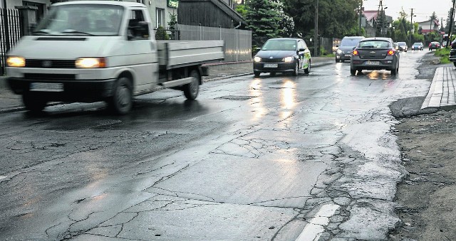 Dziurawa i niebezpieczna ulica Cechowa to dla mieszkańców Piasków Wielkich olbrzymi problem, który narasta od lat