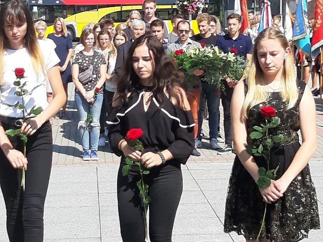 Na Grobie Nieznanego Żołnierza kwiaty złożyły delegacje oświęcimskich szkół