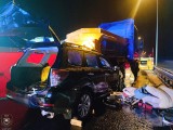 Jeżewo Nowe. Śmiertelny wypadek na S8. Samochód osobowy uderzył w solarkę (zdjęcia)