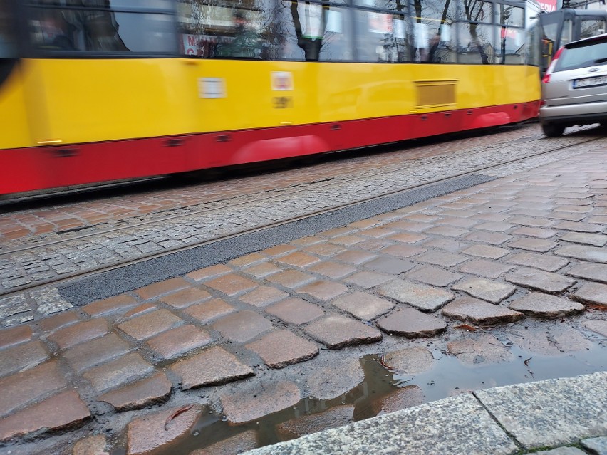 Ulica Wybickiego w Grudziądzu. Zamiast kostką - ubytki...