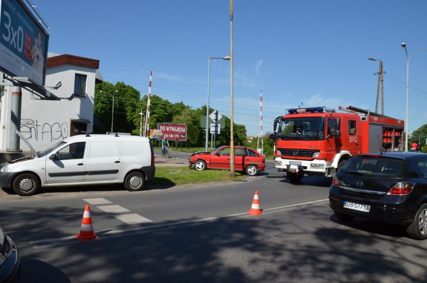 Wrocław: Wypadek na ul. Bystrzyckiej. Trzy osoby zostały ranne (ZDJĘCIA)