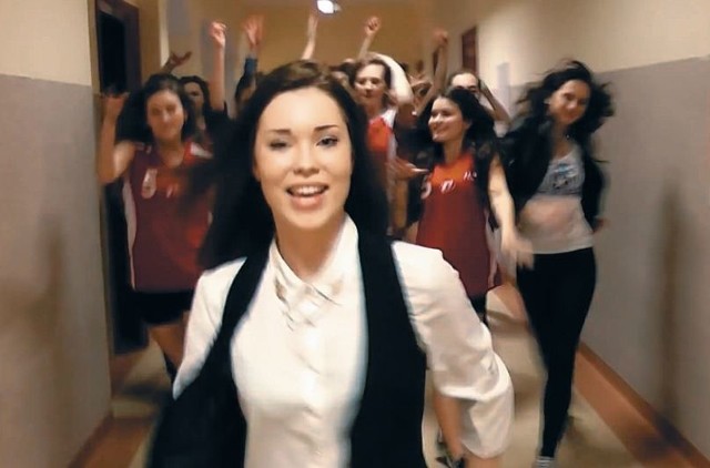 Jedną z głównych ról w teledysku promującym szkołę odegrała Michalina Sieńkowska, uczennica I Liceum Ogólnokształcącego w Ełku. To ona stworzyła choreografię do piosenki The Walkers.