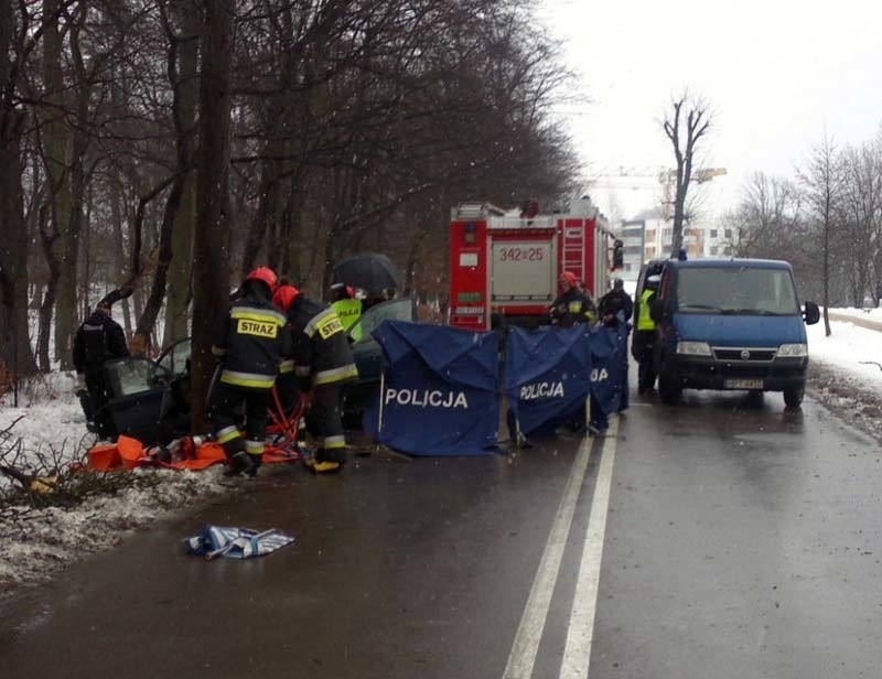 W tym tragicznym wypadku w Elblągu zginęły dwie osoby