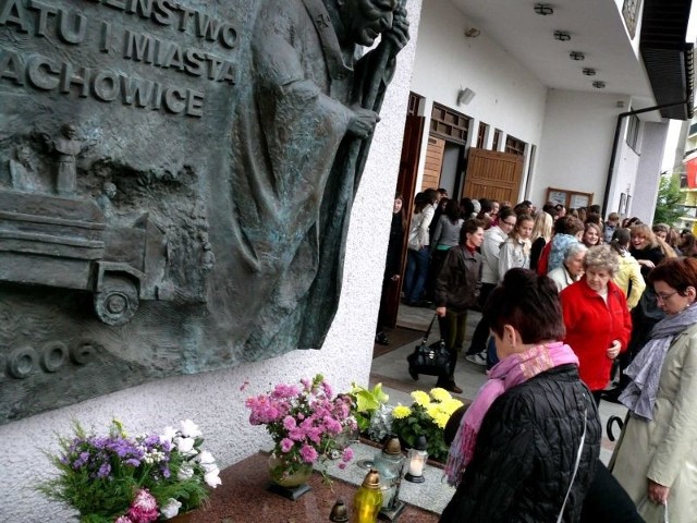 Uczestnicy uroczystości złożyli kwiaty przed płaskorzeźbą Jana Pawła II, znajdującą się na frontonie kościoła Wszystkich Świętych.