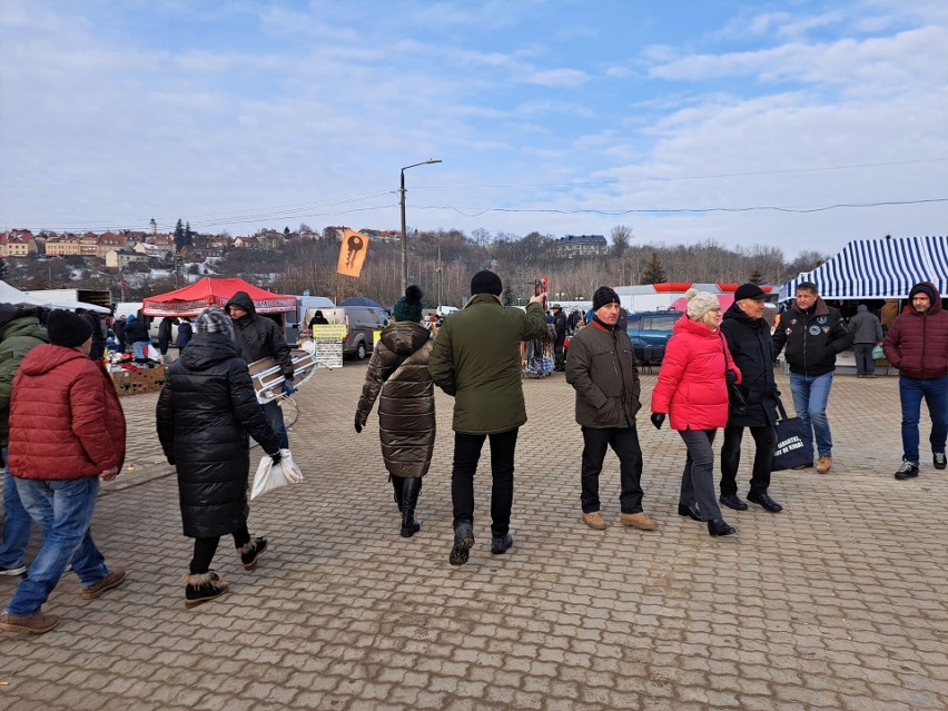 Tak wyglądał handel na giełdzie w Sandomierzu w sobotę 11 lutego. Było mnóstwo ludzi i towarów. Zobacz zdjęcia 11.02.2023