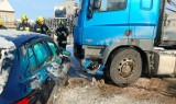 Wypadek w Woli Rzędzińskiej koło Tarnowa. Samochód osobowy zderzył się ciężarowym. Są utrudnienia w ruchu na skrzyżowaniu z drogą na Ładną