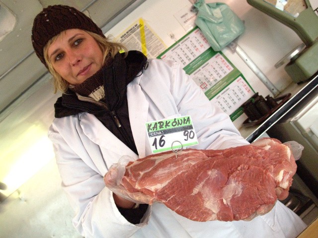 Iwona Rakowska ze Strzeżenic sprzedaje na targu wieprzowinę z własnej hodowli.