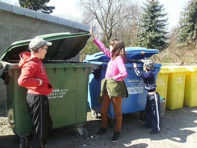 Uczniowie uczyli się segregacji śmieci