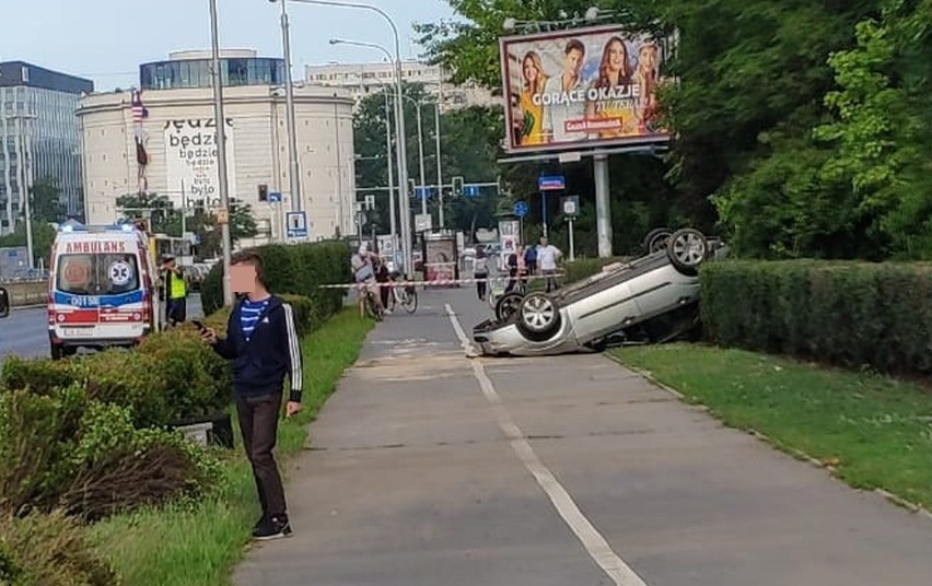 Wypadek na Legnickiej. Samochód dachował, kierowca pijany! (ZDJĘCIA)