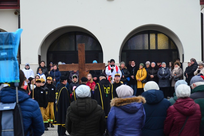 Droga Krzyżowa przeszła ulicami Parafii Matki Bożej Królowej Polski w Nowej Dębie. Zobacz zdjęcia