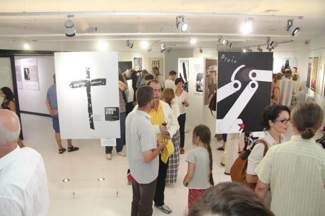 Na otwarcie wystawy "Visegrad Karma&#8221; przyszło wiele osób.