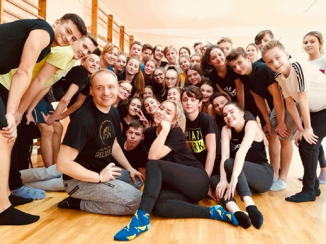 Dziecięco-Młodzieżowa Grupa Estradowa przygotowuje nową choreografię pod okiem Leszka Cichockiego.