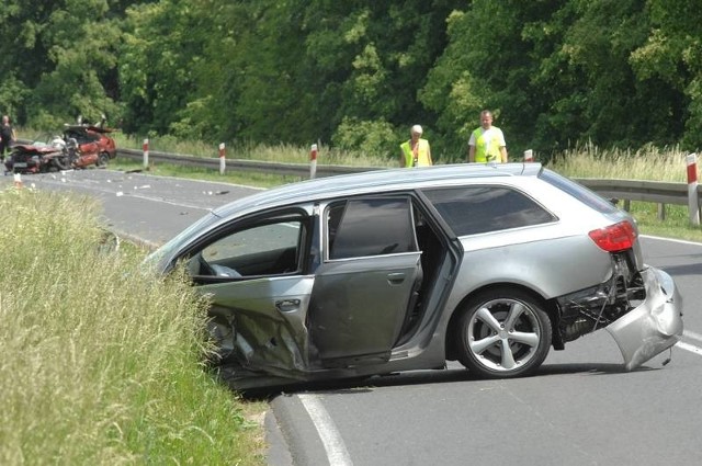 Audi uderzyło w toyotę. Kierowca niemieckiego auta uciekł do pobliskiego lasu.