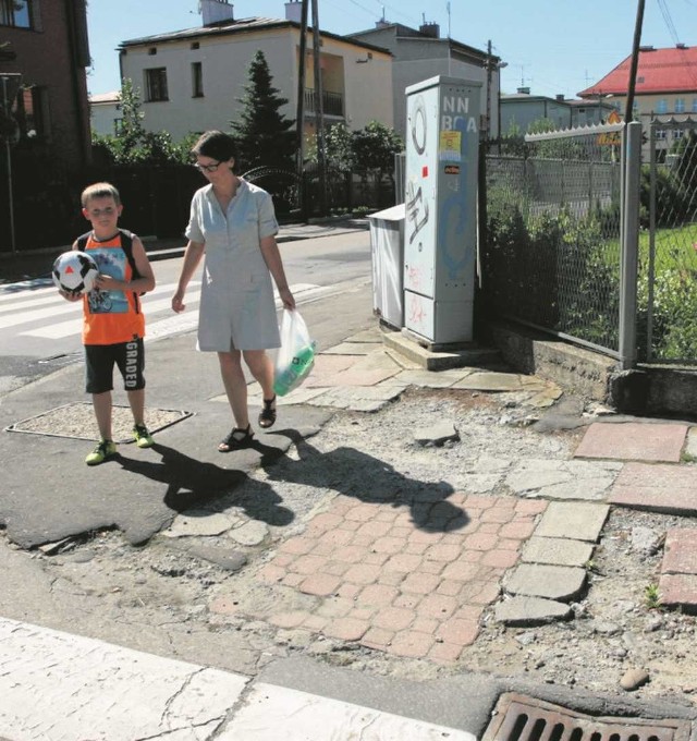 Elżbieta Jaśkowska i jej 11-letni syn Michał bardzo często muszą przechodzić przez skrzyżowanie ulic Kochanowskiego i Kołłątaja