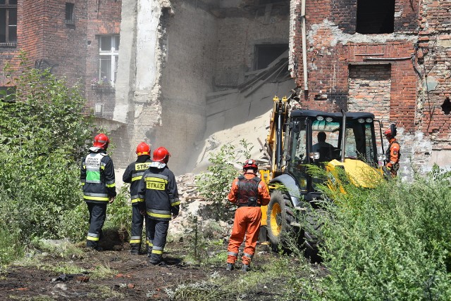 Jak informuje Tomasz Rutkowski z KWPSP Bytom, spadły dwa stropy i fragment dachu. W akcji poszukiwawczej bierze udział specjalistyczna grupa z Jastrzębia Zdroju. - Część grupy z Jastrzębia Zdroju dojechała, natomiast czekamy jeszcze na psy, żeby mogły przeszukać gruzowisko - relacjonuje Tomasz Rutkowski. - Z rozmów z okolicznymi mieszkańcami nie wynika, żeby ktoś tam mógł przebywać, ale nie mamy obecnie takiej pewności - dodaje.