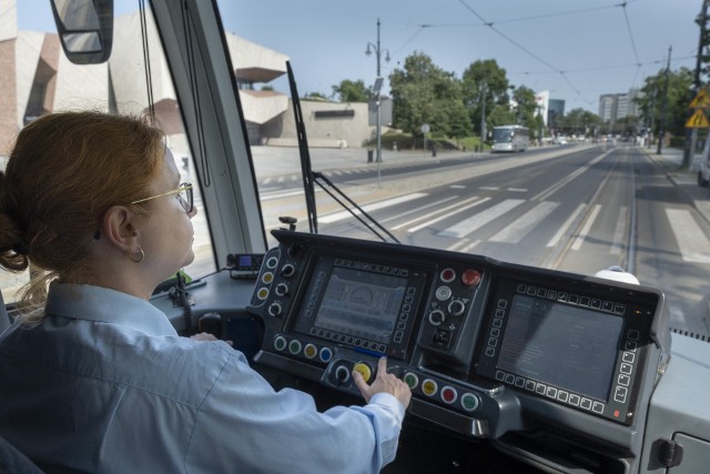 Od 1 września tramwaje z alei Solidarności pojadą w Szosę Chełmińską i dalej do Jaru. Na zdjęciu motornicza Monika Białecka