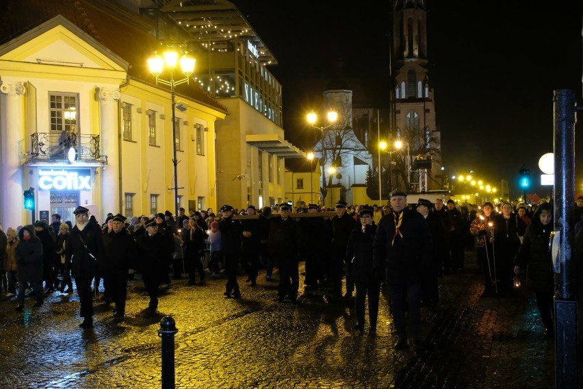 Tłumy wiernych przeszły przez centrum Białegostoku niosąc...