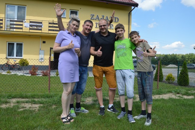 Rodzina Kruczyninów ze swoim sponsorem (Grzegorz Piotrowski, w środku), który zaoferował im mieszkanie i pracę w Polsce