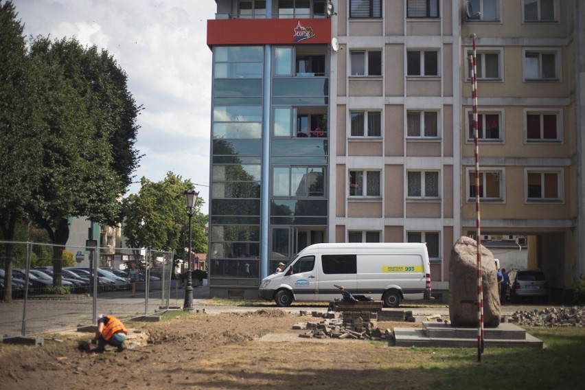 Ludzkie kości w centrum Słupska wydobyto podczas prac ciepłowniczych. Zajmie się nimi kościół