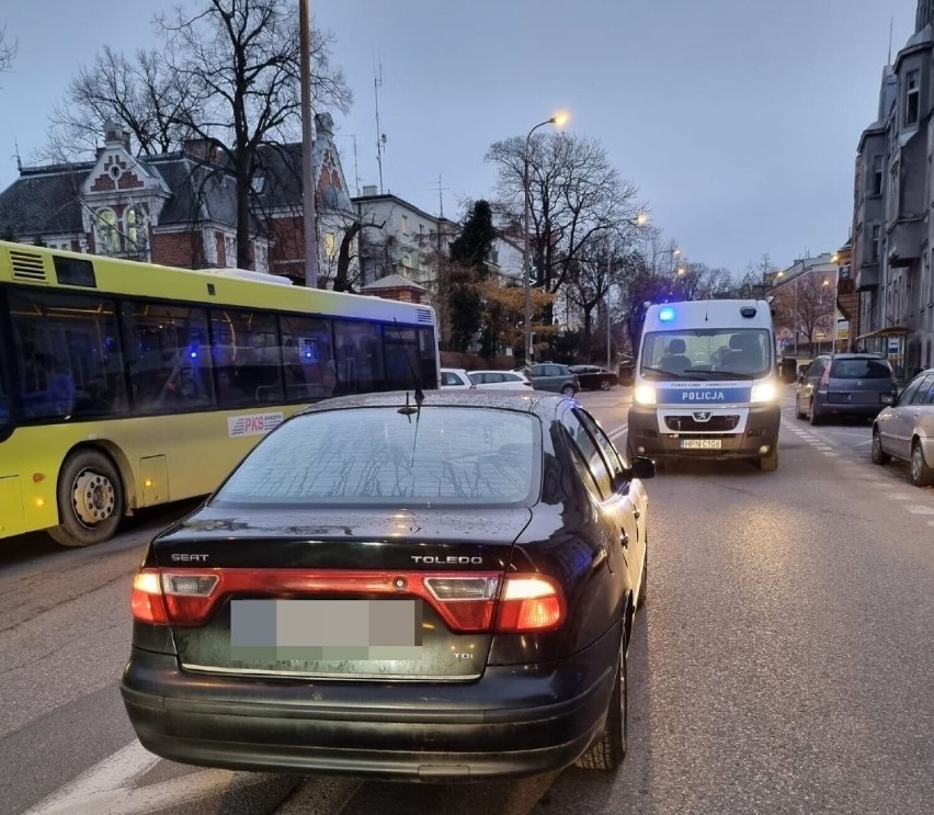 Wypadek w Kwidzynie 7.12.2021. 21-latek wjechał na przejście dla pieszych seatem na czerwonym świetle i potrącił dziecko