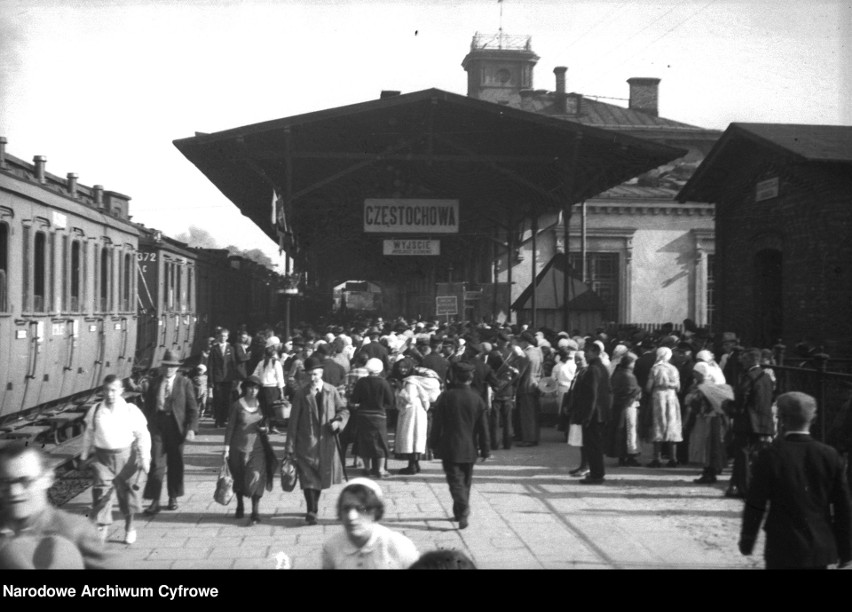 Perony na dworcu kolejowym w Częstochowie. 1932 rok...