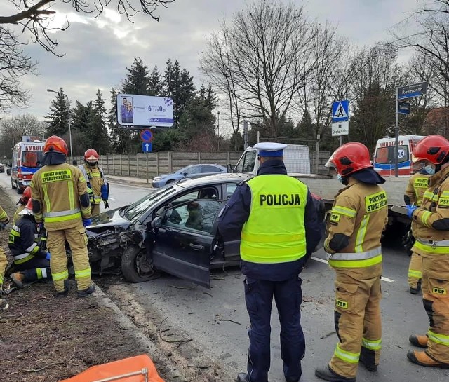 Wypadek na Taborowej w Poznaniu. Samochód uderzył w drzewo