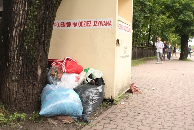 Taki widok oburzył mieszkańca Białogonu. &#8211; Komu będą służyć przemoczone, zatęchłe ubrania? &#8211; pytał.