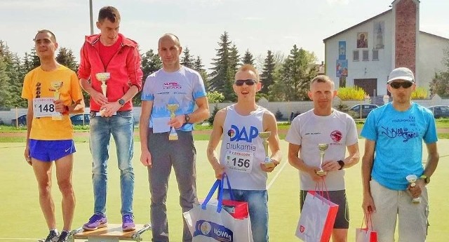 Sylwester Lepiarz na najwyższym stopniu podium po biegu w Jędrzejowie, drugi był Tomasz Gawroński, a trzeci Piotr Koń.