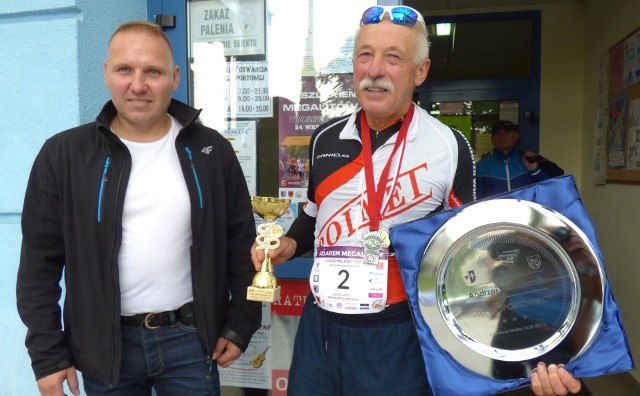 Andrzej Szczepanik (z prawej), mistrz Polski "masters" w triathlonie, poprowadzi kazimierski rajd rowerowy na 100 lat Niepodległej.