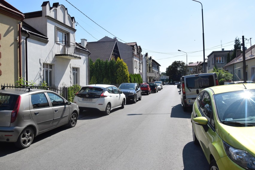 Na ulicach Fredry i Śniadeckich w Rzeszowie dalej parkują, gdzie popadnie. Straż Miejska już dwa razy odholowała stamtąd samochody [ZDJĘCIA]