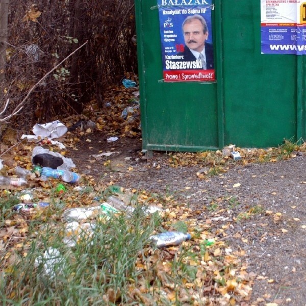 Śmieci przy przystanku denerwują mieszkańców Młodocina Mniejszego.
