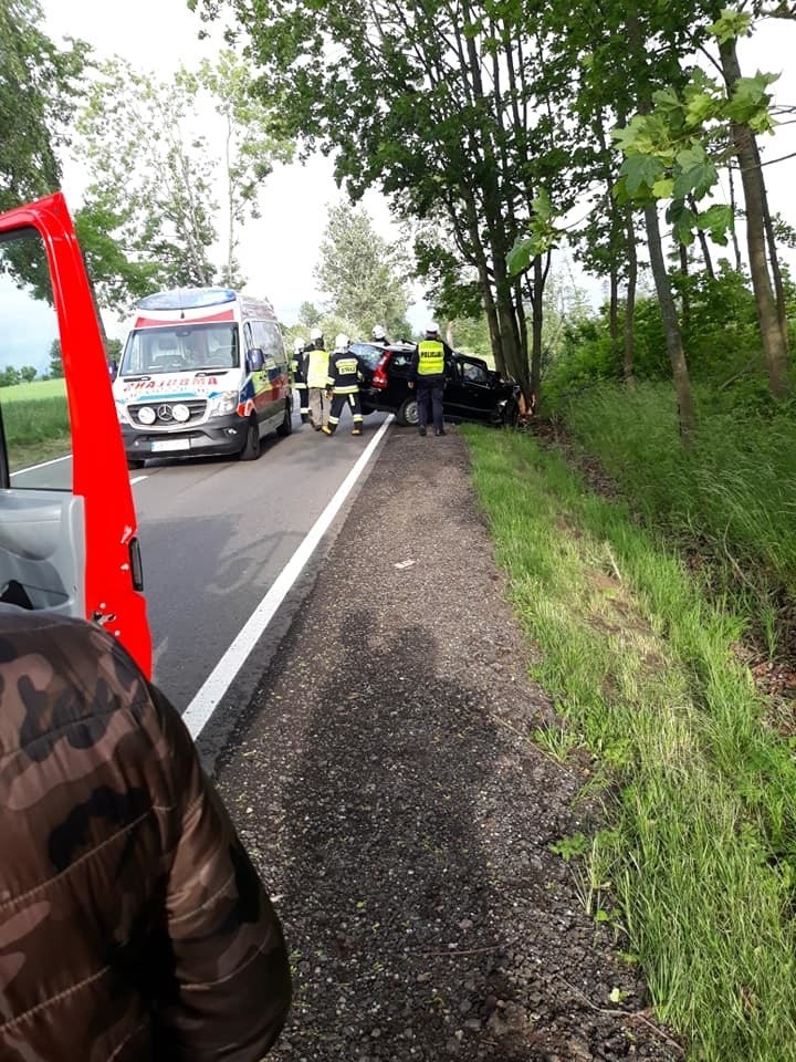 Powiat bytowski. Wypadek koło Półczna. Jedna osoba w szpitalu (zdjęcia)