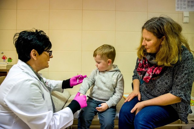 Czy w Toruniu pojawi się nowe kryterium w naborze do przedszkoli? Mowa o dodatkowych punktach, kt&oacute;re byłyby dodawane za szczepienia dzieci. Z takim pomysłem wyszedł radny PO Michał Rzymyszkiewicz.Co na to władze Torunia?-------&gt;Czytaj też:Zarobki w wojsku 2019Zarobki w policji 2019Zarobki nauczycieli. Paski płacowe