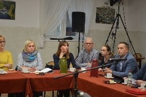Gorąco na sesji w Borzytuchomiu. Rodzice boją się likwidacji szkoły w Niedarzynie. Gmina chce przekształcenia