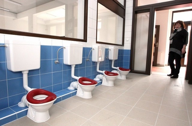 Nowa część żłobka musi zostać wyposażona w meble i inne niezbędne urządzenia. Toalety są już wyposażone.