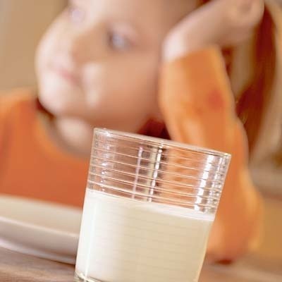 W codziennej diecie dzieci i młodzieży bardzo ważne jest białko i wapń. Można go dostarczyć poprzez mleko, białe i żółte sery, jogurty. Lepiej unikać tych smakowych, bo zawierają cukier.