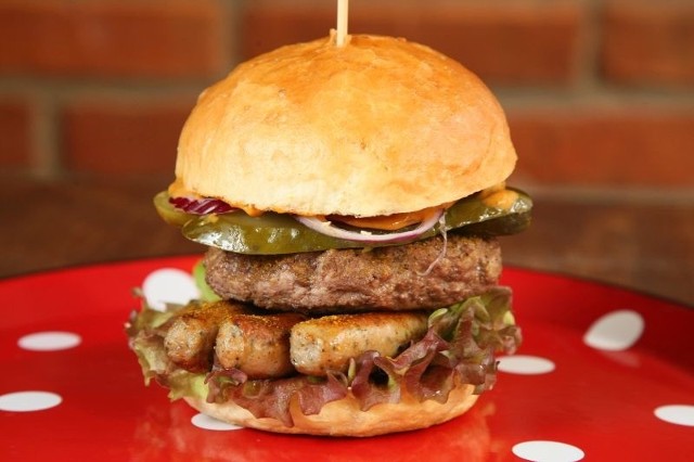 Burger&Co z okazji urodzin zaprasza na burgery w promocyjnych cenach i nowego Specjalburgera z wołowiną, kiełbaskami norymberskimi i doprawionego angielskim curry.