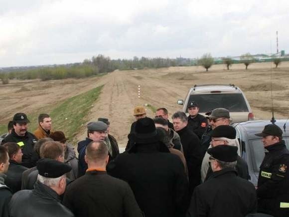 Komisja objazdowa w Koćmierzowie, gdzie w maju 2009 roku przerwał się wiślany wał. (archiwum)