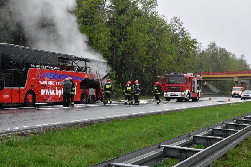 Na trasie krajowej S7, koło węzła Wiśniówka spłonął autobus! 