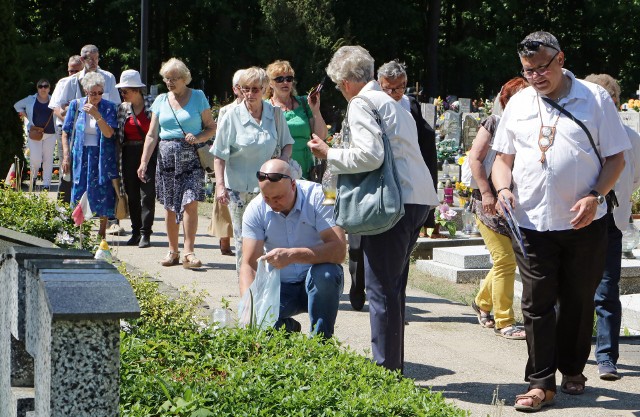 Wpisując się w obchody 100 rocznicy odzyskania przez Polskę niepodległości, parafia  pw. św. Mikołaja Biskupa zaprosiła do odwiedzenia miejsc pochówku osób znaczących w historii naszego miasta w czasach II RP. Oprowadzał po nich przewodnik PTTK Piotr Łukiewski. Kolejne spotkania zaplanowano na 3 czerwca na cmentarzu parafialnym oraz 10 czerwca na cmentarzu garnizonowym przy ul. Jagiełły. Rozpoczęcie zwiedzania około godziny 11.30.