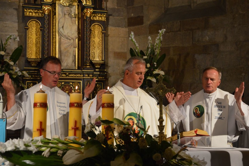 VI Rowerowa Pielgrzymka Diecezji Kieleckiej wyruszyła z Wiślicy do Mnichowa [NAJLEPSZE ZDJĘCIA]