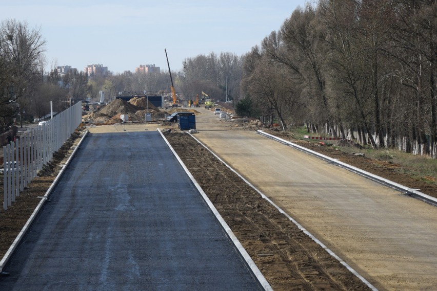 Remont DK91 w Częstochowie. Pierwsza warstwa nowego asfaltu...