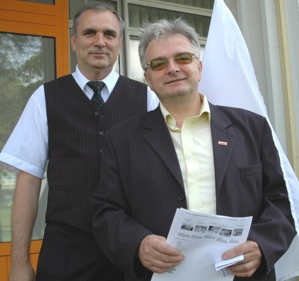 Związkowcy z Praszki ogłosili akcję protestacyjną. Na zdjęciu szef zakładowej Solidarności Waldemar Kościelny (z kartką) oraz radny powiatu oleskiego Krzysztof Chudzicki.
