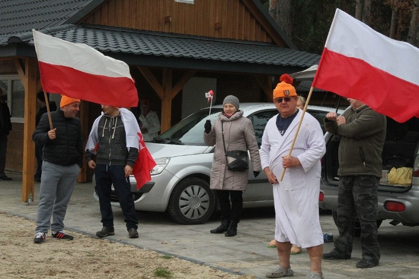 Morsy uczciły Święto Niepodległości w zalewie w Morawicy 