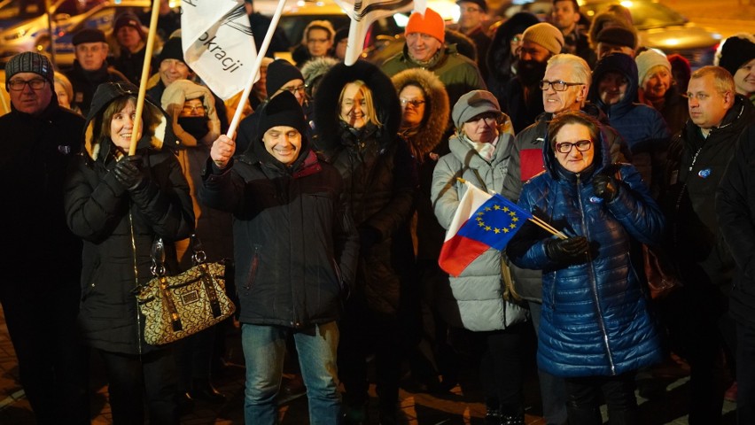Protest KOD-u w obronie niezależności sądów w Białymstoku. Ludzie skandowali "Wolne sądy". Tłumów nie było (zdjęcia)