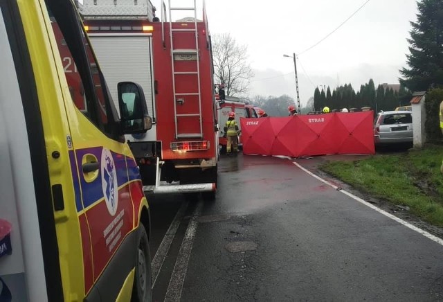 W wypadku, który miał miejsce 19 kwietnia na skrzyżowaniu przy szkole w Niegowici (gmina Gdów) bardzo poważne obrażenia odniósł kierowca samochodu osobowego, którego pojazd zderzył się z autem dostawczym