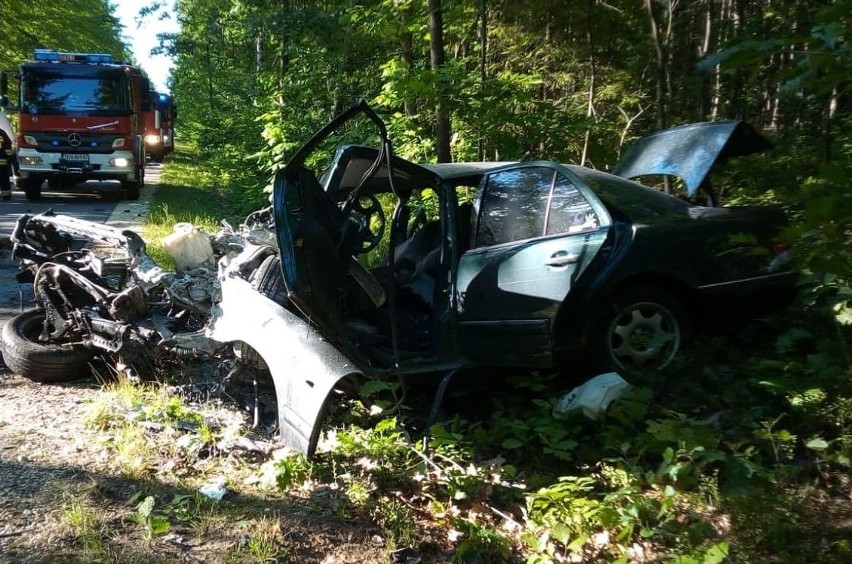 Śmiertelny wypadek w niedzielne popołudnie w miejscowości Wąsosz koło Końskich. Samochód wypadł z drogi i się rozpadł, jedna osoba nie żyje