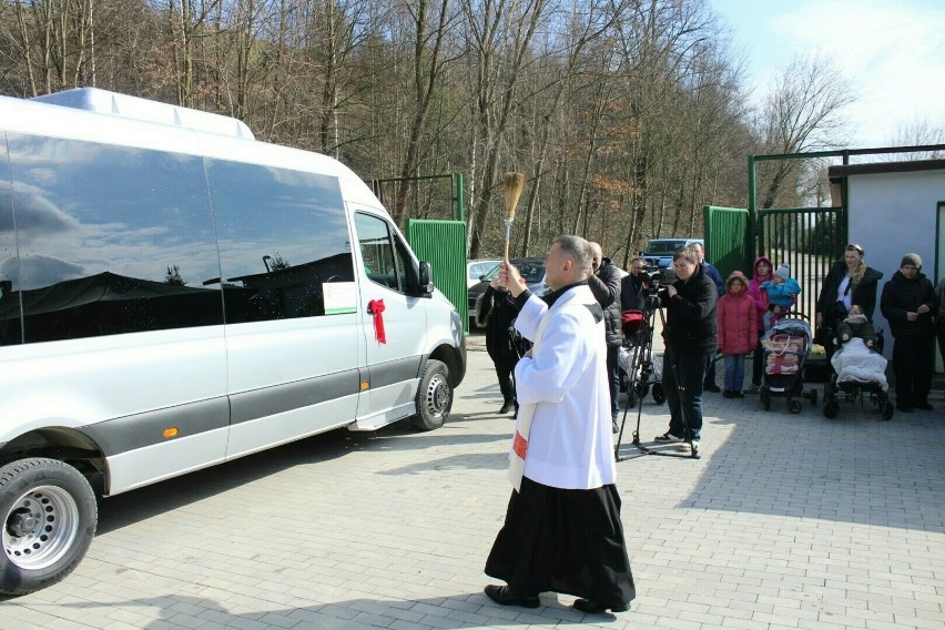 Poświecenia autobusu dokonał ksiądz Artur Barański –...