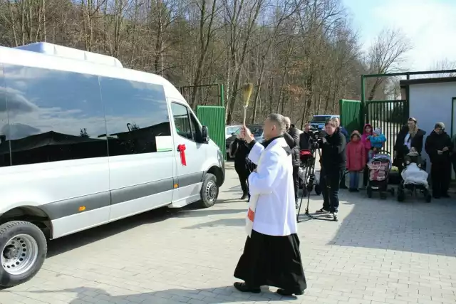 Poświecenia autobusu dokonał ksiądz Artur Barański – proboszcz Parafii pod wezwaniem św. Andrzeja Boboli i św. Antoniego Pustelnika w Dwikozach.